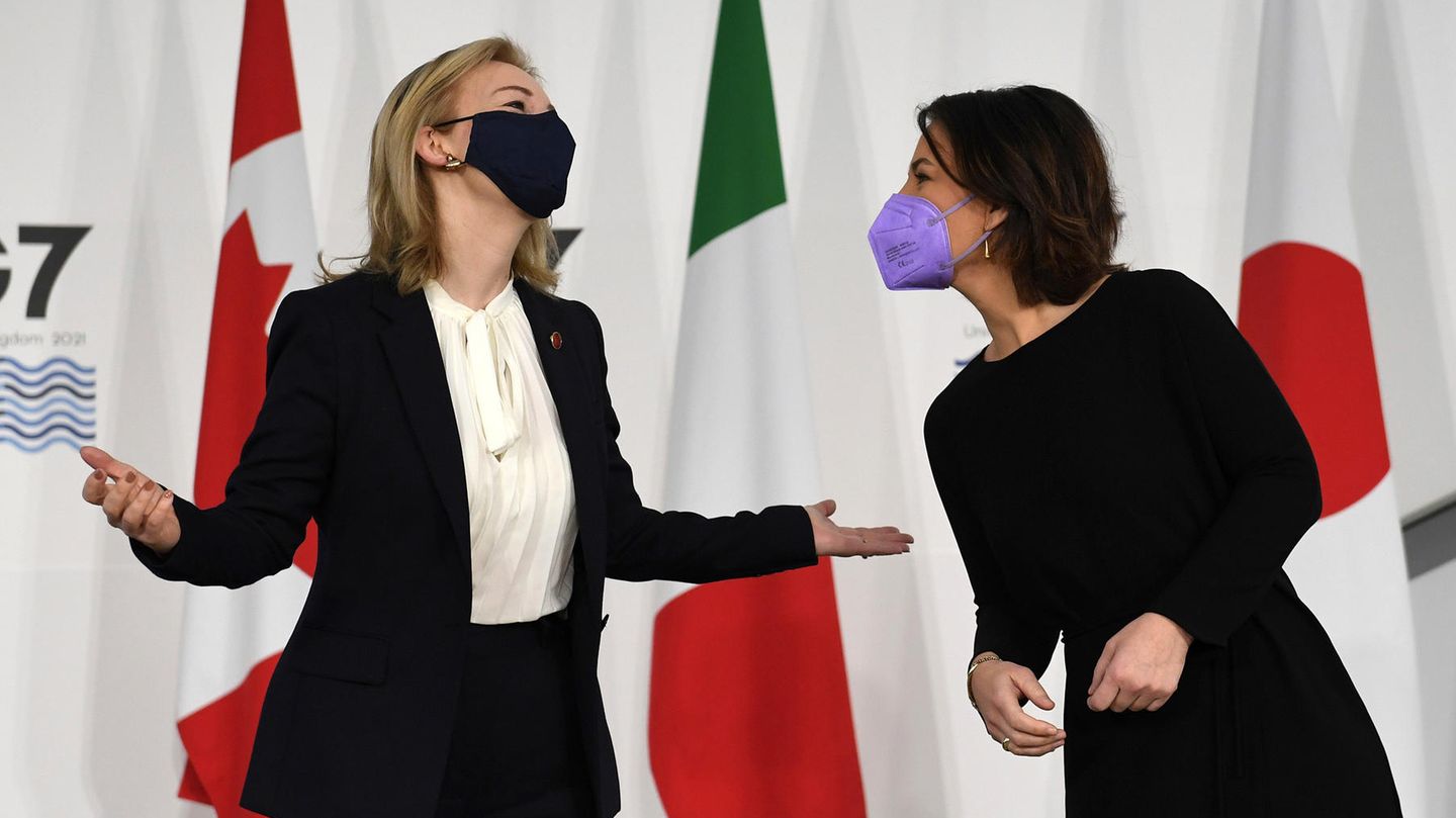 Die britische Außenministerin Liz Truss (l.) begrüßt Annalena Baerbock in Liverpool