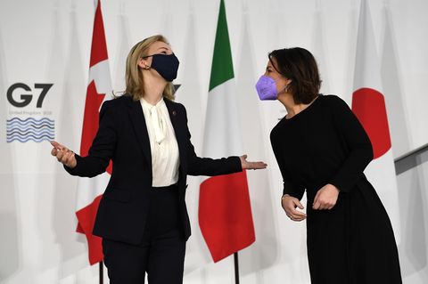 Die britische Außenministerin Liz Truss (l.) begrüßt Annalena Baerbock in Liverpool