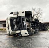Ein Sattelschlepper ist in dem Ort Bowling Green durch die Wucht des Tornados umgeworfen worden.