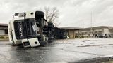 Ein Sattelschlepper ist in dem Ort Bowling Green durch die Wucht des Tornados umgeworfen worden.