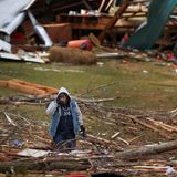Eine Frau irgendwo in Kentucky sucht inmitten der Trümmer eines Hauses nach Wertsachen
