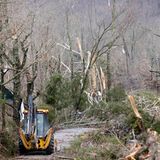 In der Kleinstadt Campbellsville räumen Arbeiter mit Hilfe eines Baggers abgeknickte Bäume von einem Weg