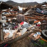 Trümmer eines Hauses in Campellsville liegen verstreut auf einem Grundstück und auf einem Auto