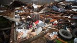 Trümmer eines Hauses in Campellsville liegen verstreut auf einem Grundstück und auf einem Auto