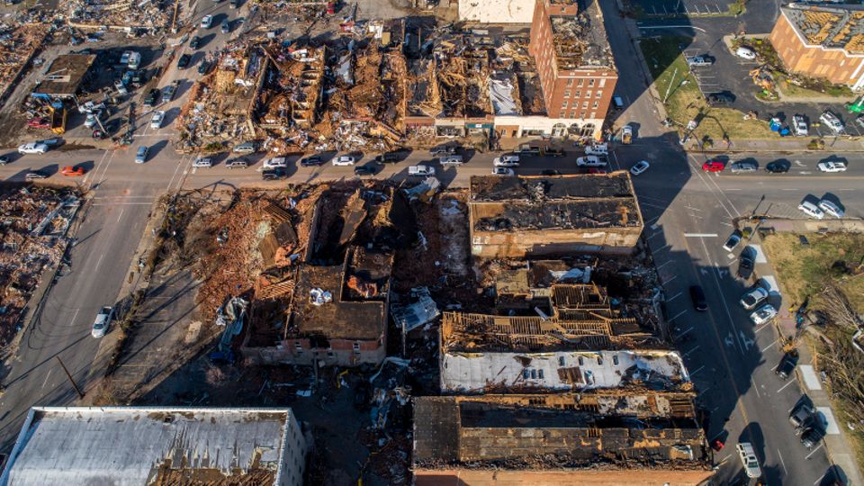 In het centrum van Mayfield, Kentucky, liggen gebouwen in puin nadat een tornado door het gebied is geraasd. 