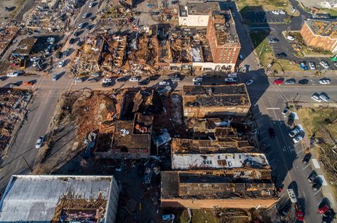 In der Innenstadt von Mayfield, Kentucky, liegen Gebäude in Trümmern, nachdem ein Tornado durch die Region gezogen war. 
