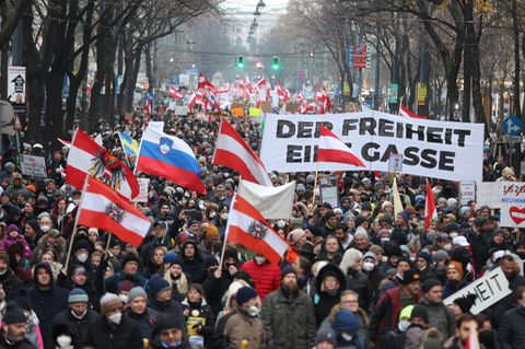 Österreich, Wien: Menschen protestieren die Corona-Maßnahmen der Regierung