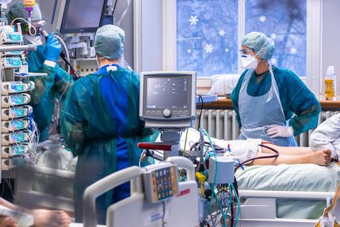 Ärzte und Pflegekräfte betreuen einen Patienten auf der Intensivstation in der Universitätsmedizin Rostock