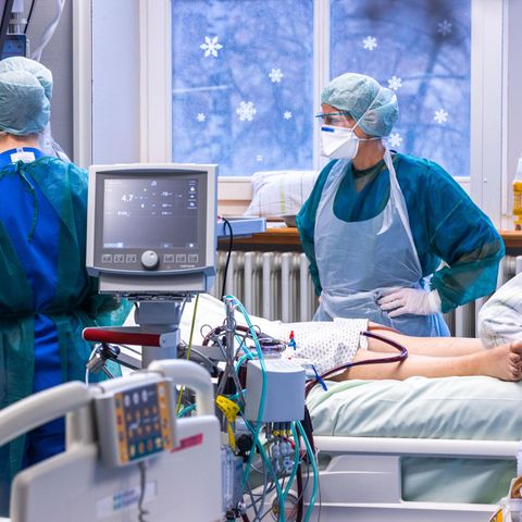 Ärzte und Pflegekräfte betreuen einen Patienten auf der Intensivstation in der Universitätsmedizin Rostock