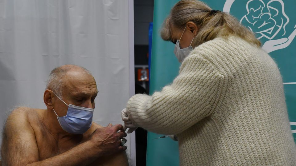 Ukraine Imfpung Morschyn Symbolfoto für Artikel über Morschyn: Eine Frau setzt in Kramatorsk, Ukraine, eine Impfspritze