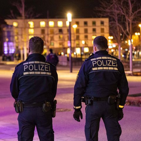 Polizeiabsperrung während der Demo gegen Corona-Maßnahmen bei der Stadthalle in Reutlingen