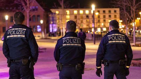 Polizeiabsperrung während der Demo gegen Corona-Maßnahmen bei der Stadthalle in Reutlingen