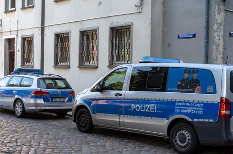 Polizeiwagen stehen vor dem Polizeirevier in der Böttcherstraße in Stralsund