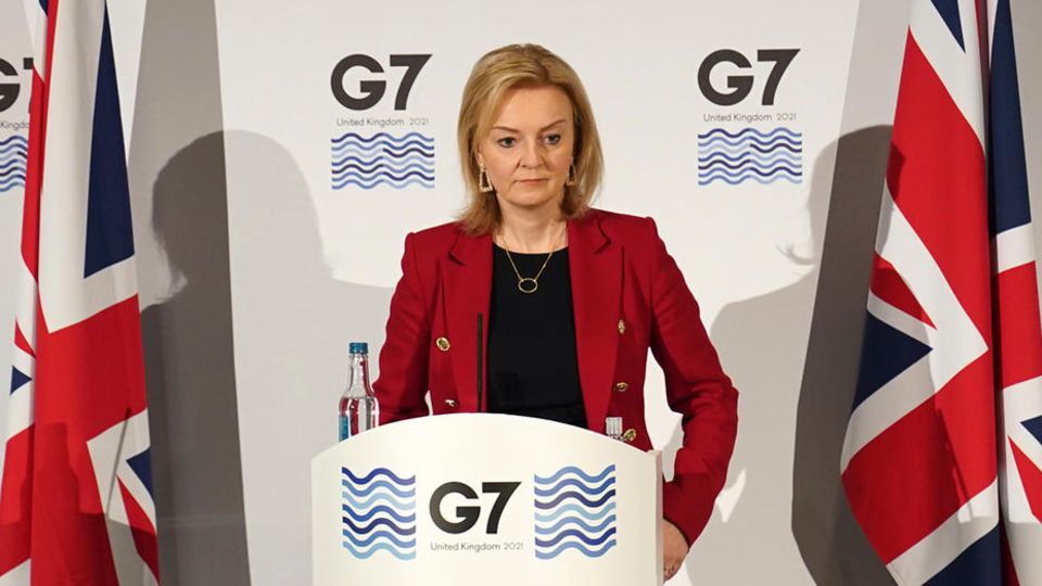 Britische Außenministerin Liz Truss am Rednerpult des G7-Treffens