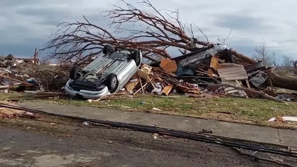 Video: Mehr als 100 Tote durch Tornados in USA befürchtet Video: Mehr als 100 Tote durch Tornados in USA befürchtet
