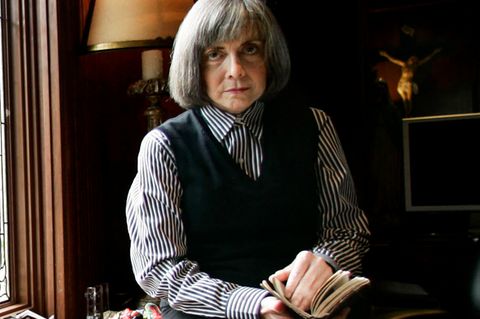 Anne Rice sitzt 2007 mit einem Buch in der Hand in ihrer Wohnung in San Diego
