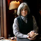 Anne Rice sitzt 2007 mit einem Buch in der Hand in ihrer Wohnung in San Diego