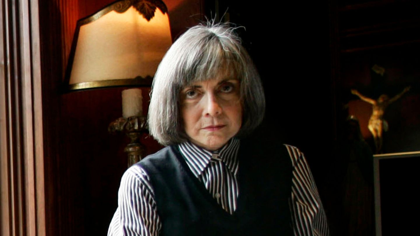 Anne Rice sitzt 2007 mit einem Buch in der Hand in ihrer Wohnung in San Diego