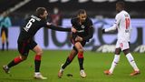 Eintracht Frankfurt - Bayer Leverkusen 5:2  Djibril Sow (mitte) setzt mit seinem Tor zum 5:2 den Endpunkt unter eine beeindruckende Aufholjagd der Frankfurter Eintracht. Mit 0:2 liegen sie nach 22 Minuten zurück, dann schlagen sie zu und machen Leverkusen zum großen Verlierer. Während die Frankfurter in Liga eins immer besser in Schwung kommen (jetzt Rang neun), nahm die Werkself im Meisterschaftsrennen einen derben Rückschlag hin, bleibt aber Tabellendritter.