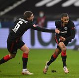 Eintracht Frankfurt - Bayer Leverkusen 5:2  Djibril Sow (mitte) setzt mit seinem Tor zum 5:2 den Endpunkt unter eine beeindruckende Aufholjagd der Frankfurter Eintracht. Mit 0:2 liegen sie nach 22 Minuten zurück, dann schlagen sie zu und machen Leverkusen zum großen Verlierer. Während die Frankfurter in Liga eins immer besser in Schwung kommen (jetzt Rang neun), nahm die Werkself im Meisterschaftsrennen einen derben Rückschlag hin, bleibt aber Tabellendritter.