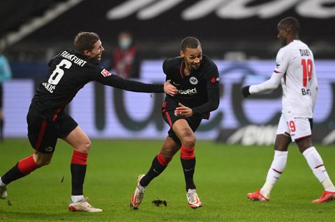Eintracht Frankfurt - Bayer Leverkusen 5:2  Djibril Sow (mitte) setzt mit seinem Tor zum 5:2 den Endpunkt unter eine beeindruckende Aufholjagd der Frankfurter Eintracht. Mit 0:2 liegen sie nach 22 Minuten zurück, dann schlagen sie zu und machen Leverkusen zum großen Verlierer. Während die Frankfurter in Liga eins immer besser in Schwung kommen (jetzt Rang neun), nahm die Werkself im Meisterschaftsrennen einen derben Rückschlag hin, bleibt aber Tabellendritter.