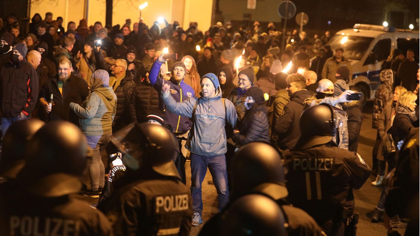 Konfrontation zwischen Corona-Gegnern und Polizisten in Greiz