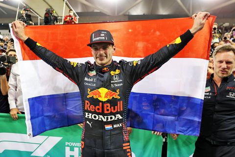 Max Verstappen vom Team Red Bull feiert seinen ersten Formel-1-Weltmeistertitel, nachdem er seinen Rivalen Lewis Hamilton beim Saisonabschluss des Grand Prix von Abu Dhabi besiegt hatte
