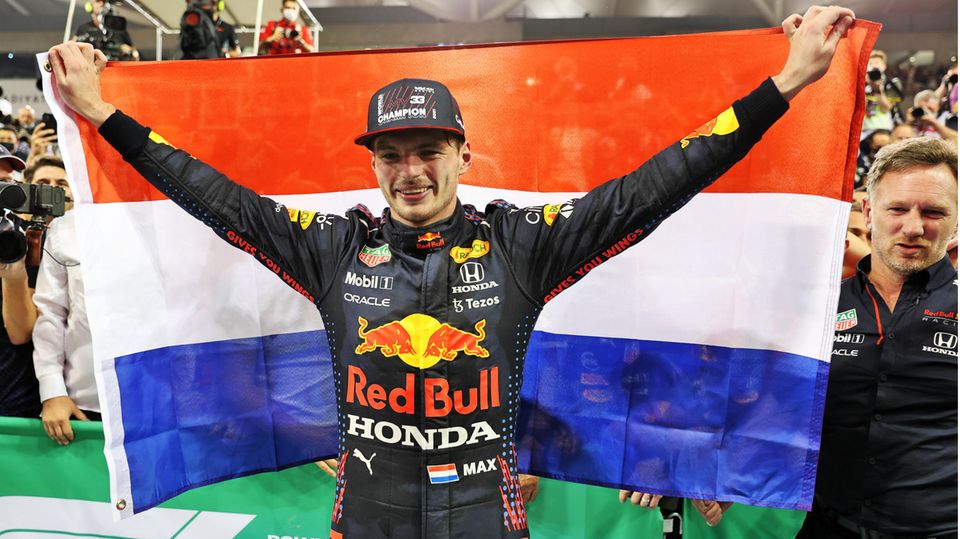 Max Verstappen vom Team Red Bull feiert seinen ersten Formel-1-Weltmeistertitel, nachdem er seinen Rivalen Lewis Hamilton beim Saisonabschluss des Grand Prix von Abu Dhabi besiegt hatte