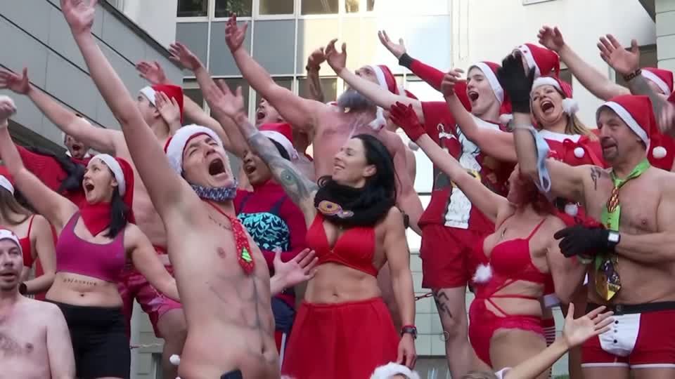 Video: Weihnachtlicher Lauf von Halbnackten durch Budapest