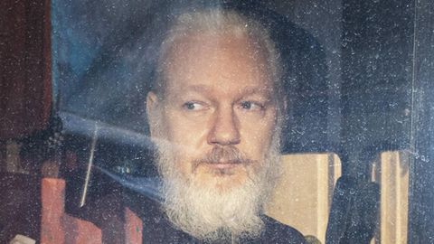 Julian Assange auf dem Weg zum Gericht im Jahr 2019