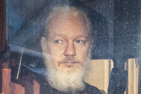 Julian Assange auf dem Weg zum Gericht im Jahr 2019
