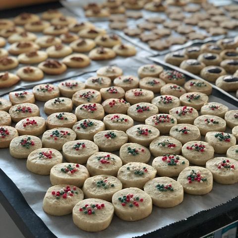 Cream Cheese Christmas Cookies      Zutaten:   Für den Teig: 200 g weiche Butter 200 g Frischkäse (vollfett) 225 g Zucker ½ Päckchen Vanillezucker 400 g Weizenmehl 1 Prise Salz 100 g fein geriebene Walnusskerne  Zum Verzieren: grüne, weiße und rote Zuckerstreusel oder Zuckerperlen      Zubereitung: Butter, Frischkäse, Zucker und Vanillezucker schaumig rühren. Mehl, Salz und Nüsse darunterrühren. Teig 1 Stunde kalt stellen. Die Masse in mehrere Rollen von etwa 3 cm Durchmesser formen, in Frischhaltefolie wickeln und über Nacht im Kühlschrank hart werden lassen oder eine Weile in das Gefrierfach legen. Den Backofen auf 190 °C Ober-/Unterhitze vorheizen, mehrere Backbleche mit Backpapier auslegen. Die leicht angetauten Teigrollen in knapp 0,5 cm dicke Scheiben schneiden. Mit Abstand auf die Bleche legen, Zuckerperlen oder Zuckerstreusel als Deko eindrücken. Die Plätzchen 12–14 Minuten backen, bis sie unten leicht hellbraun sind, auf einem Rost abkühlen lassen.