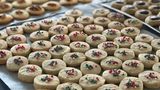 Cream Cheese Christmas Cookies      Zutaten:   Für den Teig: 200 g weiche Butter 200 g Frischkäse (vollfett) 225 g Zucker ½ Päckchen Vanillezucker 400 g Weizenmehl 1 Prise Salz 100 g fein geriebene Walnusskerne  Zum Verzieren: grüne, weiße und rote Zuckerstreusel oder Zuckerperlen      Zubereitung: Butter, Frischkäse, Zucker und Vanillezucker schaumig rühren. Mehl, Salz und Nüsse darunterrühren. Teig 1 Stunde kalt stellen. Die Masse in mehrere Rollen von etwa 3 cm Durchmesser formen, in Frischhaltefolie wickeln und über Nacht im Kühlschrank hart werden lassen oder eine Weile in das Gefrierfach legen. Den Backofen auf 190 °C Ober-/Unterhitze vorheizen, mehrere Backbleche mit Backpapier auslegen. Die leicht angetauten Teigrollen in knapp 0,5 cm dicke Scheiben schneiden. Mit Abstand auf die Bleche legen, Zuckerperlen oder Zuckerstreusel als Deko eindrücken. Die Plätzchen 12–14 Minuten backen, bis sie unten leicht hellbraun sind, auf einem Rost abkühlen lassen.