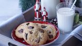 Chocolate Chip Cookies      Zutaten: 250 g Butter oder Margarine, weich, 250 g brauner Zucker, 1 Prise Salz, 2 Eier, 1 TL Vanillezucker, 1 gestrichener TL Backpulver, ¼ TL Natron, 350 g Weizenmehl, je 100 g Zartbitter-, Vollmilch- und weiße Schokolade, gehackt      Zubereitung: Ein Backblech mit Backpapier auslegen, beiseitestellen. Butter, Zucker, Vanillezucker und Salz einige Minuten mit dem Mixer sehr schaumig rühren, dann die Eier nacheinander dazugeben und weitermixen. Zuletzt Mehl, Backpulver und Natron kurz darunterrühren, bis sich ein glatter Teig ergibt. 2/3 der Schokolade unterheben. Den Teig mindestens 1 Stunde kühlen. Den Backofen auf 190 °C Ober-/Unterhitze vorheizen. Gekühlten Teig esslöffelweise zu Kugeln von etwa 3 cm Durchmesser formen, maximal sechs bis sieben Stück mit großem Abstand auf das Blech setzen. Mit der restlichen Schokolade bestreuen, mit einem Messerrücken leicht (nicht ganz) flach drücken. Restliche Kugeln auf Backpapier im Kühlschrank "zwischenlagern". Cookies etwa 12–15 Minuten hellbraun backen. 1–2 Minuten auf dem Blech liegen lassen, dann auf einen Rost setzen