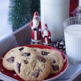 Chocolate Chip Cookies      Zutaten: 250 g Butter oder Margarine, weich, 250 g brauner Zucker, 1 Prise Salz, 2 Eier, 1 TL Vanillezucker, 1 gestrichener TL Backpulver, ¼ TL Natron, 350 g Weizenmehl, je 100 g Zartbitter-, Vollmilch- und weiße Schokolade, gehackt      Zubereitung: Ein Backblech mit Backpapier auslegen, beiseitestellen. Butter, Zucker, Vanillezucker und Salz einige Minuten mit dem Mixer sehr schaumig rühren, dann die Eier nacheinander dazugeben und weitermixen. Zuletzt Mehl, Backpulver und Natron kurz darunterrühren, bis sich ein glatter Teig ergibt. 2/3 der Schokolade unterheben. Den Teig mindestens 1 Stunde kühlen. Den Backofen auf 190 °C Ober-/Unterhitze vorheizen. Gekühlten Teig esslöffelweise zu Kugeln von etwa 3 cm Durchmesser formen, maximal sechs bis sieben Stück mit großem Abstand auf das Blech setzen. Mit der restlichen Schokolade bestreuen, mit einem Messerrücken leicht (nicht ganz) flach drücken. Restliche Kugeln auf Backpapier im Kühlschrank "zwischenlagern". Cookies etwa 12–15 Minuten hellbraun backen. 1–2 Minuten auf dem Blech liegen lassen, dann auf einen Rost setzen