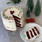 Red Velvet Cake      Zutaten:  Für den Teig: 125 g weiche Butter, 250 g Puderzucker, 1 Prise Salz, 2 Eier, 1 TL rote Gel-Speisefarbe, 250 g Weizenmehl, 25 g Kakao, 1 gestrichener TL Backpulver, ½ TL Natron, 250 ml Buttermilch  Für das Frosting: 400 ml Schlagsahne, 200 g Halbfett-Frischkäse, 250 g Mascarpone, 1 TL Vanilleessenz, 100 g Puderzucker      Zubereitung: Zwei Springformen am Boden mit Backpapier auslegen, den Rand fetten. Beiseitestellen. Den Backofen auf 170 °C Ober-/Unterhitze vorheizen. Für den Teig Butter, Puderzucker und Salz in der Küchenmaschine oder mit dem Handmixer sehr schaumig aufschlagen. Nacheinander die Eier gut unterrühren, dann die Speisefarbe einarbeiten, bis die Masse gleichmäßig gefärbt ist. Mehl mit Kakao, Backpulver und Natron in eine Schüssel sieben. Dann abwechselnd mit der Buttermilch unter den Teig rühren; dabei nicht zu lange schlagen. Den Teig auf die beiden Formen verteilen. Auf der zweiten Schiene von unten etwa 40 Minuten backen (Stäbchenprobe machen), aus dem Ofen nehmen und auf dem Kuchengitter erkalten lassen. Für das Frosting die Sahne steif schlagen, beiseitestellen. In einer zweiten Schüssel Frischkäse und Mascarpone mit dem Handrührer cremig rühren, den Puderzucker und die Vanilleessenz kurz einrühren. Die Schlagsahne vorsichtig unterheben, Creme kalt stellen. Die Kuchenböden oben begradigen (falls notwendig) und horizontal durchschneiden. Böden mit jeweils einem Drittel der Creme bestreichen und aufeinandersetzen – dann ergibt sich ein »Naked Cake«. Oder etwas von der Creme übrig behalten, auf eine Teigkarte oder ein breites Messer geben und auch den Rand einstreichen. Den Red Velvet Cake mit Cranberrys und Rosmarinzweigen als »Tannenbaum« verzieren, am Außenrand mit Gebäckschmuck verzieren.