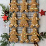 Gingerbread Men (and Women)      Zutaten: 150 g weiche Butter, 150 g brauner Zucker, 100 g Zuckerrübensirup (Grafschafter Goldsaft), 1 Prise Salz, 1 Ei, 450 g Mehl, 1 TL Natron, 1 TL Ingwerpulver, 1 TL Zimt, je ¼ TL gemahlene Nelken und Muskatnuss  Für den Guss: 100 g Puderzucker, 1–2 EL Wasser, Gebäckschmuck (optional)      Zubereitung: In einer großen Schüssel Butter, Zucker, Zuckerrübensirup und Salz mit dem Handmixer sehr cremig schlagen, dann das Ei gut unterrühren. Das Mehl mit Natron und Gewürzen mischen und dazugeben. Erst mit dem Mixer rühren und zuletzt mit den Händen zu einem eher festen Teig kneten. Den Teig zu zwei flachen Scheiben formen und in Plastikfolie wickeln. Mindestens 4 Stunden (2–3 Tage sind aber auch kein Problem) kalt stellen. Am Backtag Backofen auf 180 °C Ober-/Unterhitze vorheizen, zwei Backbleche mit Backpapier auslegen. Die Teigscheiben auf einer bemehlten Fläche etwa 0,5 cm dick ausrollen und Figuren ausstechen. Plätzchen auf das Blech legen und etwa 8–10 Minuten (keinesfalls länger, dann werden sie hart und trocken) backen, auf einem Rost erkalten lassen. Mit dem restlichen Teig so weiterverfahren (zwischendurch alles wieder zusammenkneten), bis alles verbraucht ist. Für den Guss den Puderzucker mit nur so viel Wasser verrühren, dass ein sehr dickflüssiger Guss entsteht. In eine Plastiktüte füllen und unten eine ganz kleine Spitze abschneiden, durch die man dünne Stränge drücken kann. Muster auf die Plätzchen spritzen und nach Wunsch Gebäckschmuck aufkleben.