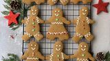 Gingerbread Men (and Women)      Zutaten: 150 g weiche Butter, 150 g brauner Zucker, 100 g Zuckerrübensirup (Grafschafter Goldsaft), 1 Prise Salz, 1 Ei, 450 g Mehl, 1 TL Natron, 1 TL Ingwerpulver, 1 TL Zimt, je ¼ TL gemahlene Nelken und Muskatnuss  Für den Guss: 100 g Puderzucker, 1–2 EL Wasser, Gebäckschmuck (optional)      Zubereitung: In einer großen Schüssel Butter, Zucker, Zuckerrübensirup und Salz mit dem Handmixer sehr cremig schlagen, dann das Ei gut unterrühren. Das Mehl mit Natron und Gewürzen mischen und dazugeben. Erst mit dem Mixer rühren und zuletzt mit den Händen zu einem eher festen Teig kneten. Den Teig zu zwei flachen Scheiben formen und in Plastikfolie wickeln. Mindestens 4 Stunden (2–3 Tage sind aber auch kein Problem) kalt stellen. Am Backtag Backofen auf 180 °C Ober-/Unterhitze vorheizen, zwei Backbleche mit Backpapier auslegen. Die Teigscheiben auf einer bemehlten Fläche etwa 0,5 cm dick ausrollen und Figuren ausstechen. Plätzchen auf das Blech legen und etwa 8–10 Minuten (keinesfalls länger, dann werden sie hart und trocken) backen, auf einem Rost erkalten lassen. Mit dem restlichen Teig so weiterverfahren (zwischendurch alles wieder zusammenkneten), bis alles verbraucht ist. Für den Guss den Puderzucker mit nur so viel Wasser verrühren, dass ein sehr dickflüssiger Guss entsteht. In eine Plastiktüte füllen und unten eine ganz kleine Spitze abschneiden, durch die man dünne Stränge drücken kann. Muster auf die Plätzchen spritzen und nach Wunsch Gebäckschmuck aufkleben.