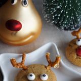 Rudolph Reindeer Cookies      Zutaten:   Für den Teig: 115 g Butter, 175 g Erdnussbutter, 75 g weißer Zucker, 75 g brauner Zucker, 1 TL Vanillezucker, 1 Ei, 225 g Weizenmehl, 25 g Weizen-Vollkornmehl, 1 TL Natron, ½ TL Backpulver   Zum Dekorieren: 40 rote und orange M&M Zuckeraugen (gibt es bei den Backzutaten in großen Warenhäusern), 50 g Kuvertüre, geschmolzen, 80 Salzbrezeln (Rundungen abbrechen, sodass ein »Geweih« entsteht)      Zubereitung: Für den Teig die beiden Buttersorten mit dem Zucker und dem Vanillezucker schön cremig rühren, dann das Ei gut einrühren. Mehl, Natron und Backpulver dazugeben und so lange weiterrühren, bis ein glatter Teig entstanden ist. Den Teig zu einer Kugel formen, in Frischhaltefolie einschlagen und mindestens eine Nacht (bis zu 3 Tagen möglich) in den Kühlschrank legen. Backofen auf 190 °C Ober-/Unterhitze vorheizen, zwei Backbleche mit Backpapier auslegen. Den Teig aus dem Kühlschrank nehmen, etwa 1,5 cm dick ausrollen und in Quadrate schneiden (die sollten etwa 20 g wiegen). Diese zu kleinen Kugeln formen, ein wenig flach drücken und mit genügend Abstand auf das Backpapier setzen. Die Kekse auf der mittleren Schiene des Backofens etwa 11 Minuten hellbraun backen und zum Dekorieren sofort danach die M&MKugeln als Nasen hineindrücken. Anschließend die Augen mit der geschmolzenen Kuvertüre aufkleben (oder Augen auftupfen) und die »Geweihstangen« einstecken.