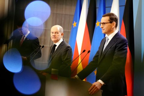Bundeskanzler Olaf Scholz (l., SPD) und Mateusz Jakub Morawiecki, Ministerpräsident von Polen