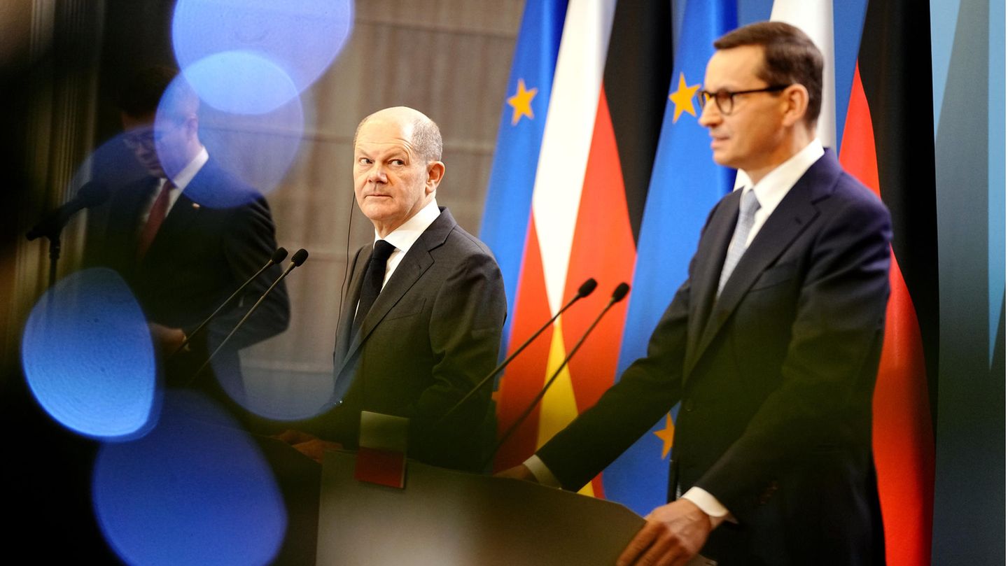 Bundeskanzler Olaf Scholz (l., SPD) und Mateusz Jakub Morawiecki, Ministerpräsident von Polen