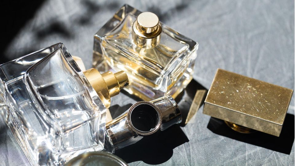 Parfum liegt auf grauem Untergrund