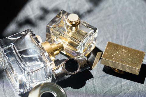 Parfum liegt auf grauem Untergrund