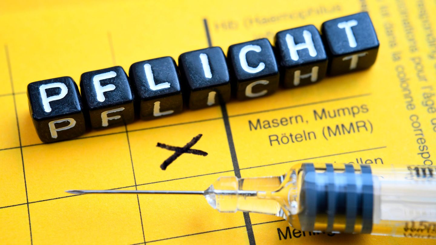 Impfausweis mit angekreuzter Masern-Impfung und Schriftzug Pflicht, Masern-Impfpflicht