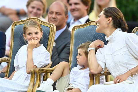Prinzessin Estelle, Prinz Oscar und Kronprinzessin Victoria im Sommer. Jetzt grüßt das schwedische Königshaus zum Luciafest.