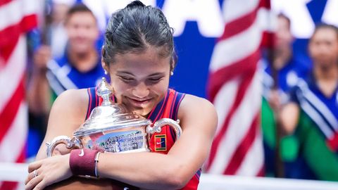 Emma Raducanu umarmt nach ihrem Sieg bei den "US-Open" ihren Pokal