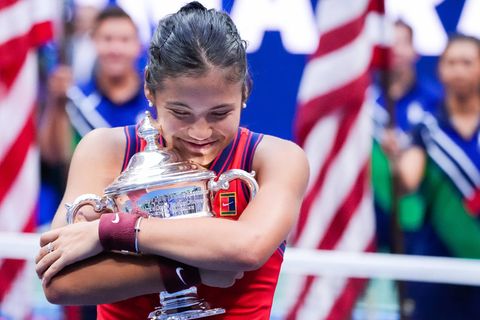 Emma Raducanu umarmt nach ihrem Sieg bei den "US-Open" ihren Pokal
