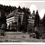 Foto aus besseren Zeiten: So prachtvoll schmiegte sich das Grand Hotel einst in den Schwarzwald.