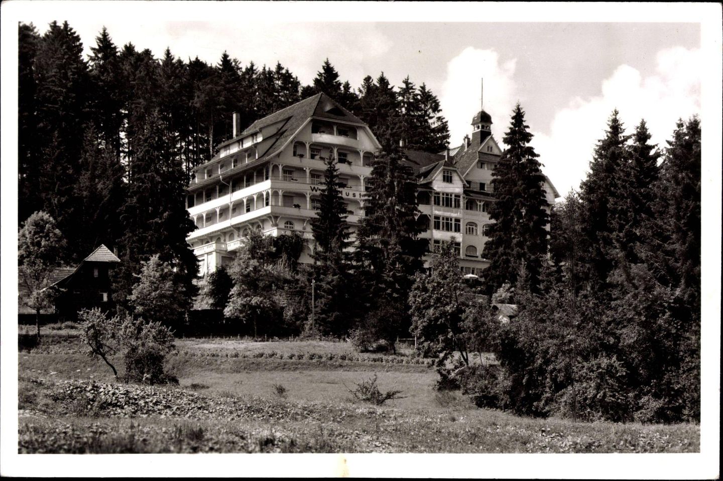 Foto aus besseren Zeiten: So prachtvoll schmiegte sich das Grand Hotel einst in den Schwarzwald.