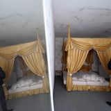 Ein Blick in die Zimmer verrät: In solchen Betten konnten es sich die Gäste gemütlich machen. Heute möchte das wohl niemand mehr.